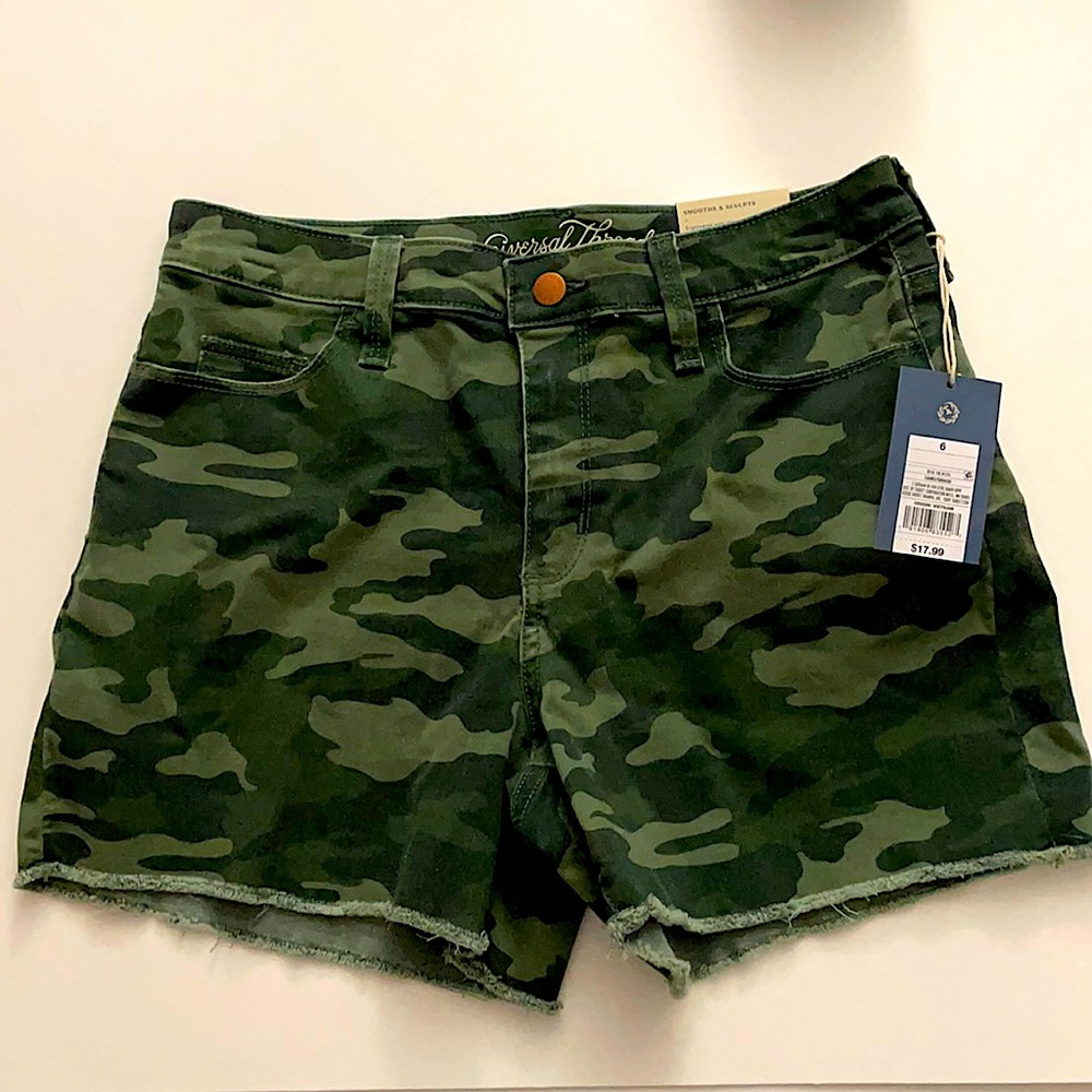 Universal Thread Target camp shorts size 6